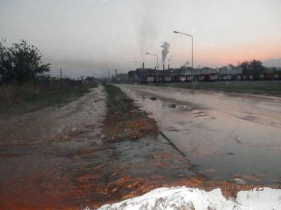 Preocupaci�n de vecinos porque sigue el derrame de melaza en una avenida de Concepci�n