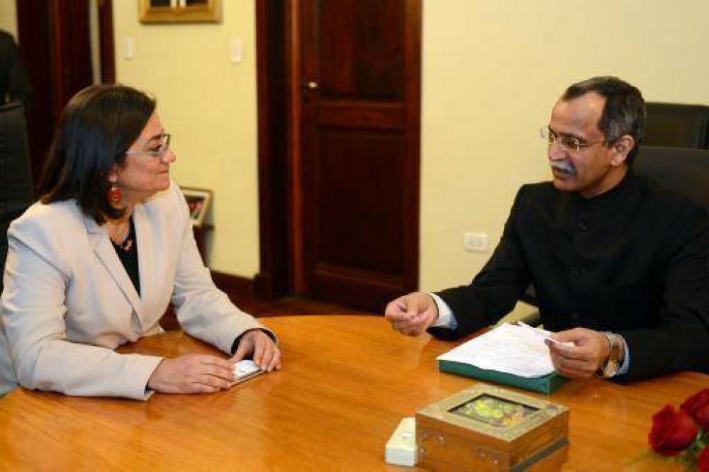 El embajador indio visit a la Gobernadora