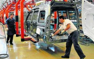 2.000 operarios de automotrices ver�n afectados sus empleos