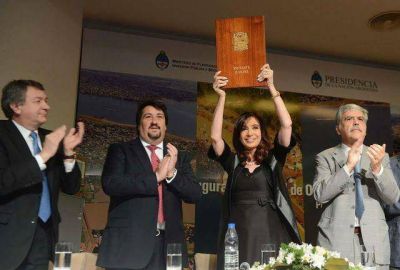 Cristina y Closs inauguraron obras de Yacyret� y firmaron acuerdos para nuevas inversiones