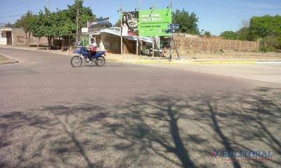 En una moto llevaba a sus cuatro hijos, choc� y muri� un beb� de seis meses