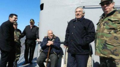 Al lado de la pastera, una base naval