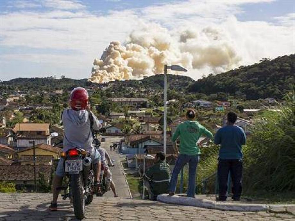 Brasil: el viento complica la dispersi�n de una nube t�xica