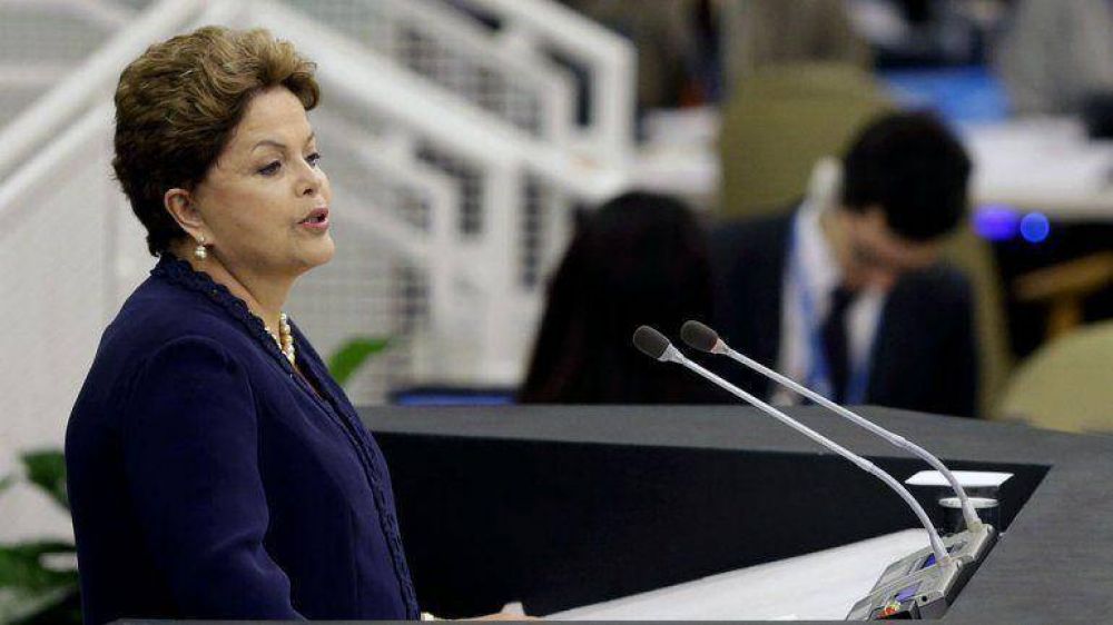 Brasil: Dilma Rousseff encabeza los sondeos a un a�o de las elecciones