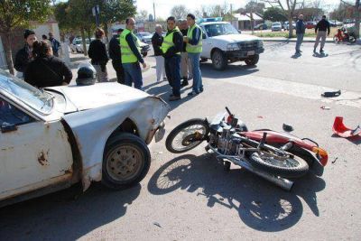 Por escapar de un control de tr�nsito choc� con un auto