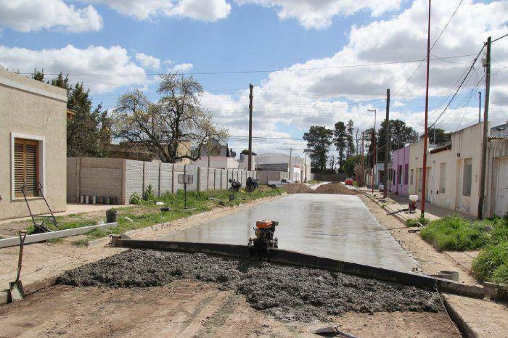 Avanza el asfalto en Monte Viggiano, Plaza Oubi�as, Villa Fidelidad y Villa Piazza Centro
