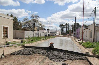 Avanza el asfalto en Monte Viggiano, Plaza Oubi�as, Villa Fidelidad y Villa Piazza Centro