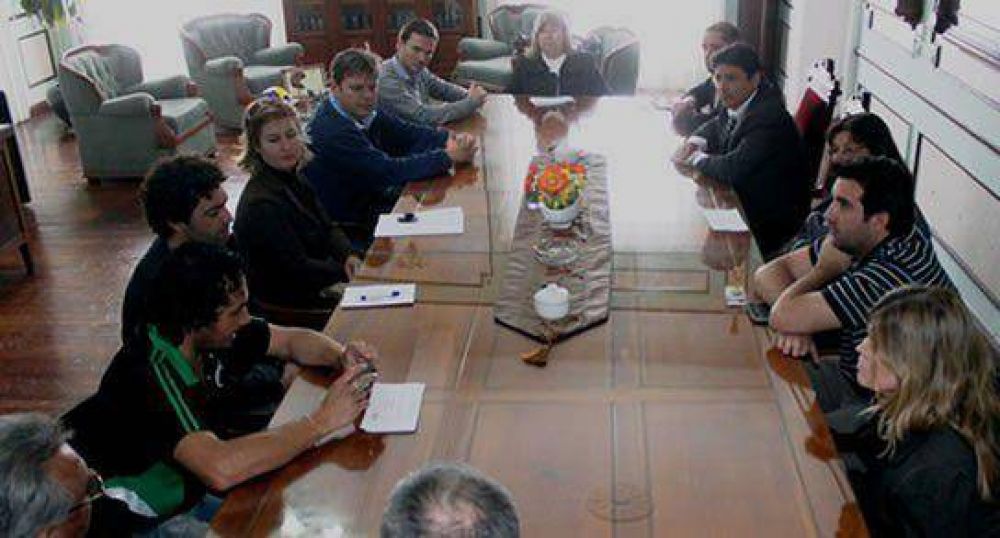Entregan becas y subsidios a clubes