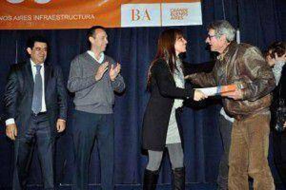 Entregaron t�tulos de propiedad a m�s de 250 familias de Lomas