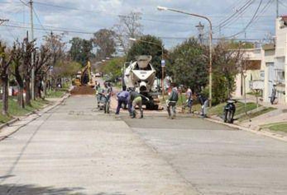 Contin�a el bacheo en las calles de Areco	