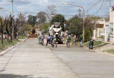 Contin�a el bacheo en las calles de Areco	