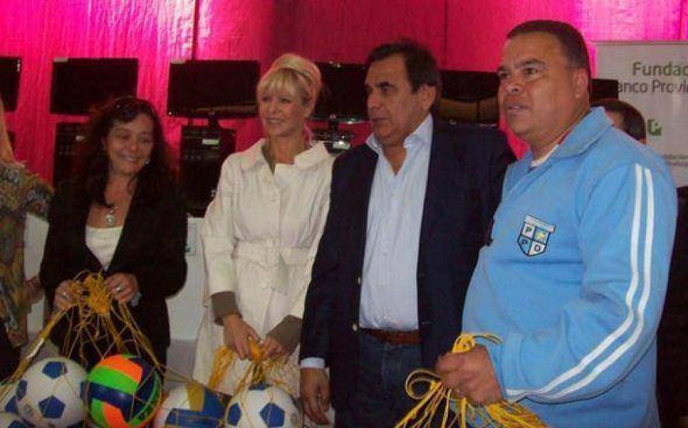Con la presencia de Rabollini, la Fundaci�n Banco Provincia entreg� subsidios y escrituras en Derqui