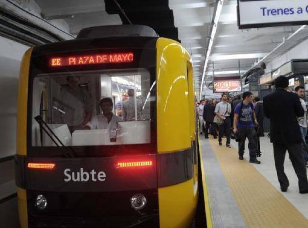 Macri inaugur� estaciones de subte en medio de una protesta estudiantil