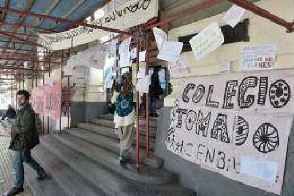 Sectores estudiantiles de la Ciudad cuestionan el cambio curricular pero no acuerdan con las tomas
