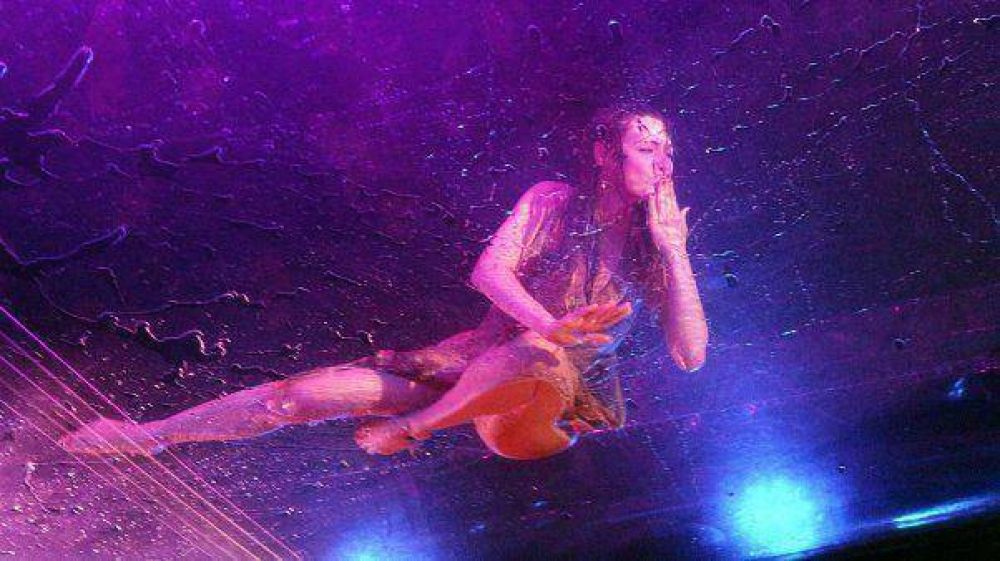 Pampita se tir� a la pileta y deslumbr� en Fuerza Bruta   