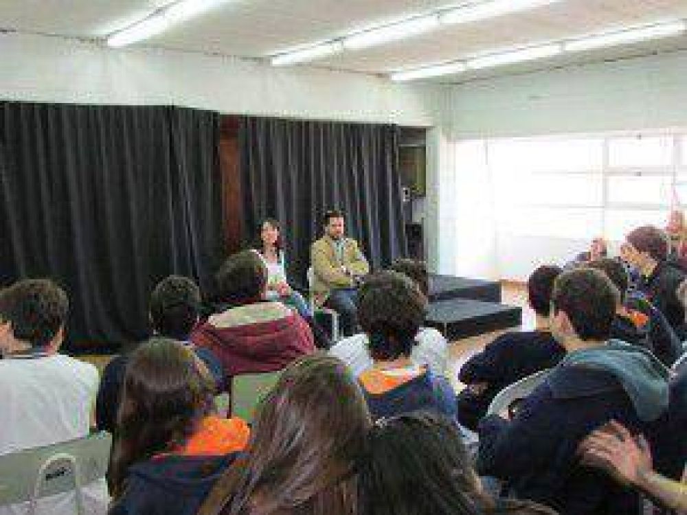 Victoria Vuoto y Emiliano Mensor visitaron el Colegio Idra