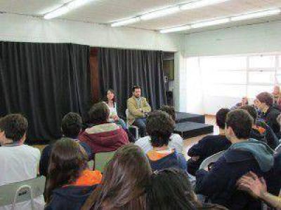 Victoria Vuoto y Emiliano Mensor visitaron el Colegio Idra