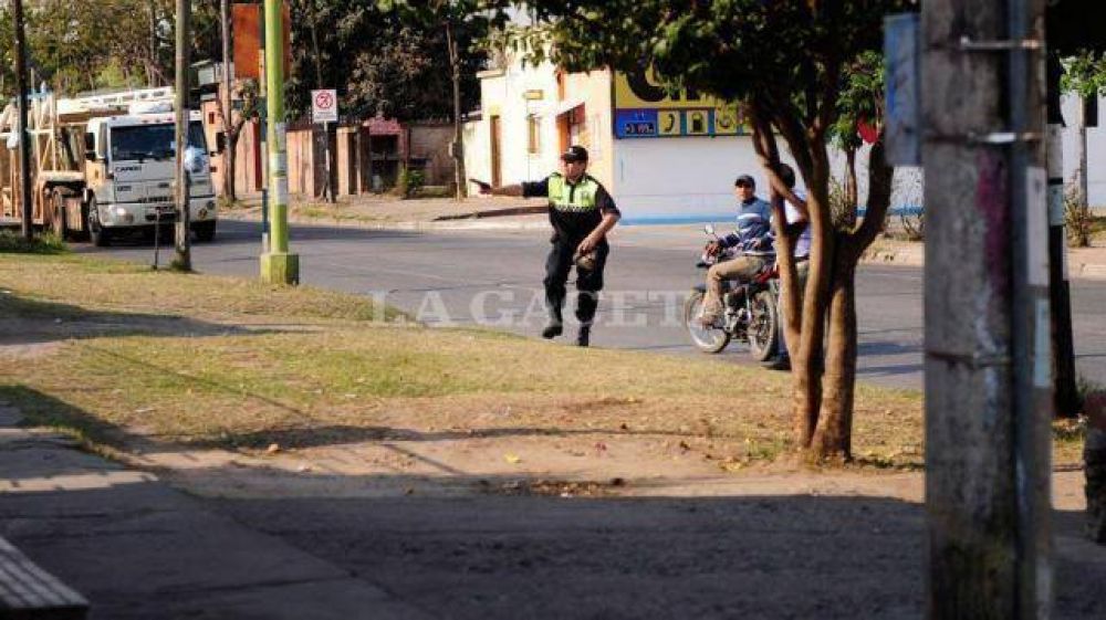 Vio un arrebato, sigui� al ladr�n, subi� a un polic�a en su auto y recuperaron la cartera