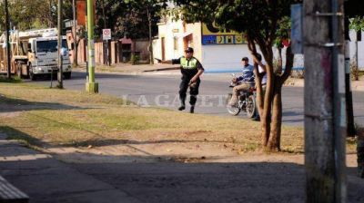 Vio un arrebato, sigui� al ladr�n, subi� a un polic�a en su auto y recuperaron la cartera