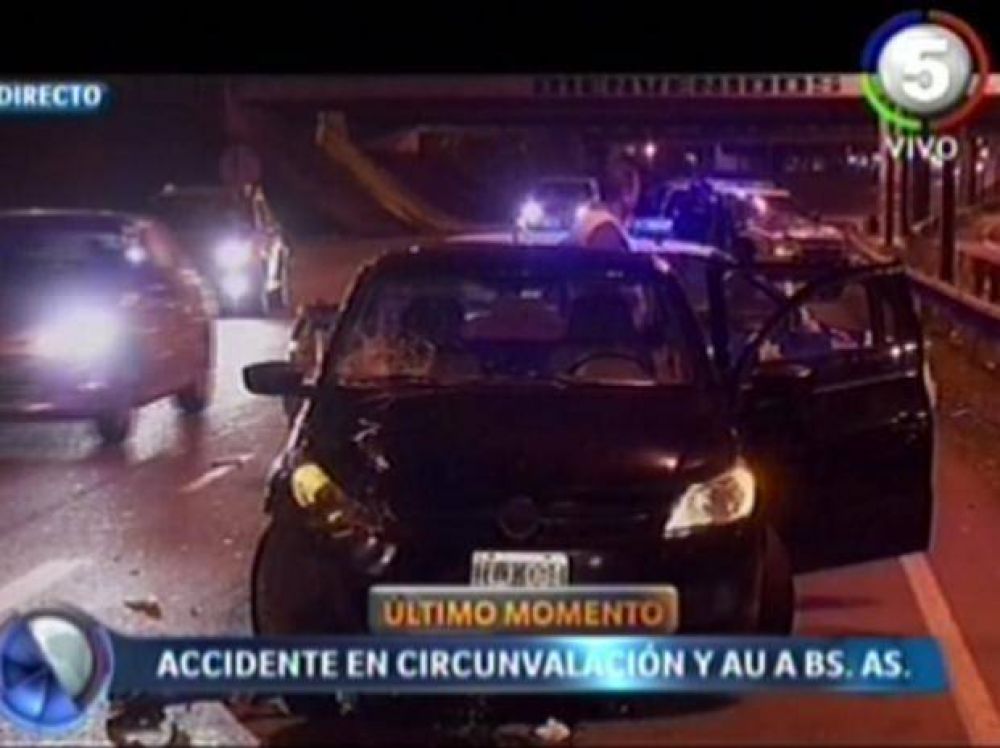 Un auto embisti� a una moto en la que viajaban dos personas en el ingreso a la autopista a Buenos Aires
