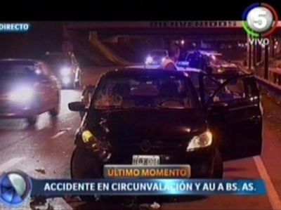 Un auto embisti� a una moto en la que viajaban dos personas en el ingreso a la autopista a Buenos Aires