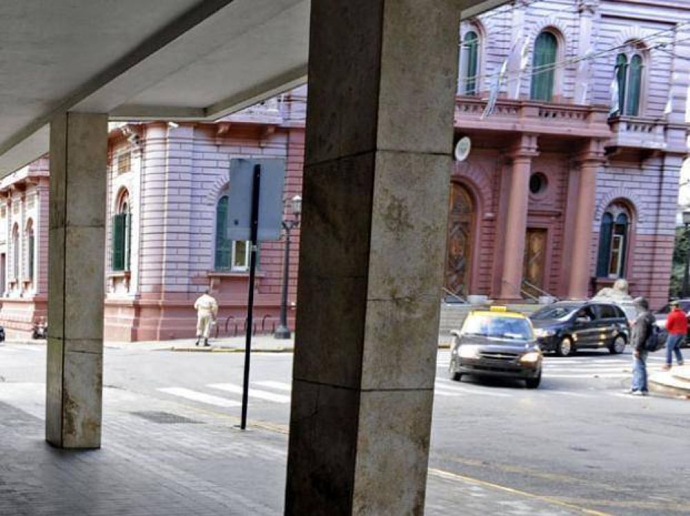 Circulaba a alta velocidad, choc� contra una camioneta y se dio a la fuga