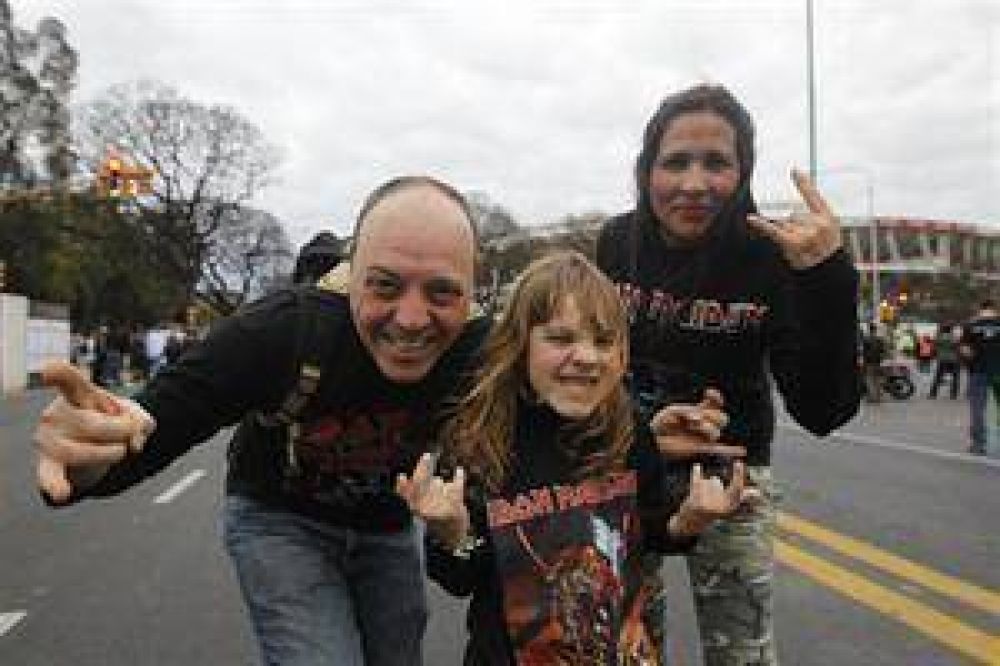 Iron Maiden reuni� en River a dos generaciones de "metaleros"