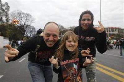 Iron Maiden reuni� en River a dos generaciones de "metaleros"
