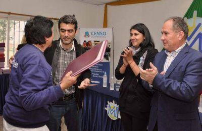 Federico Ugo entreg� libros a cooperativas de Ituzaing� junto al intendente Alberto Descalzo