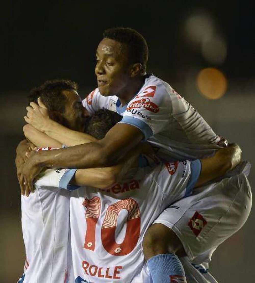 Arsenal gan� y mira desde arriba