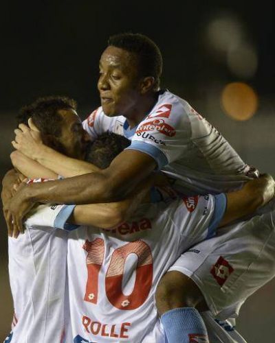 Arsenal gan� y mira desde arriba