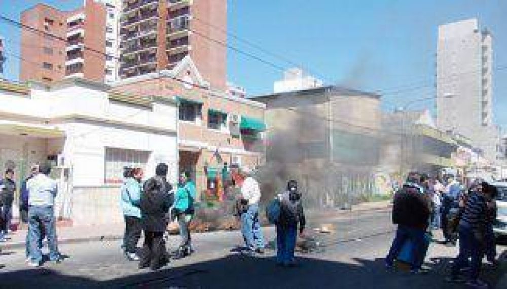 Pese al reclamo piquetero se remat� la ex cl�nica Santamar�a