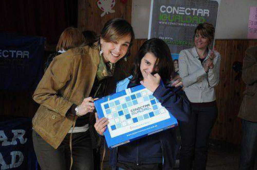 Entrega de netbooks a familias de nuestra ciudad