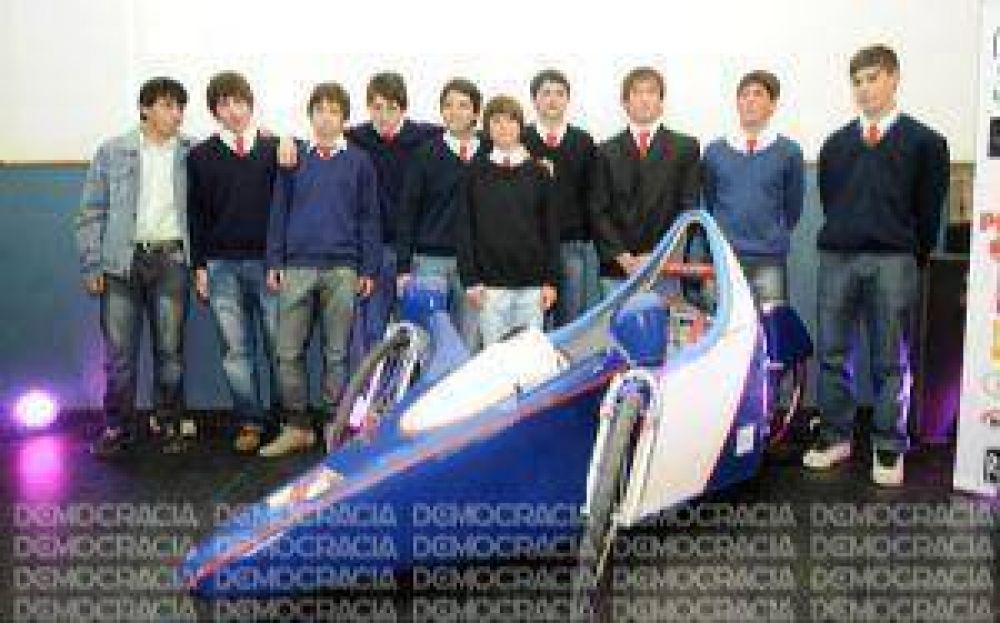 Alumnos de la EEST N� 1 construyeron un auto que anda con energ�a el�ctrica
