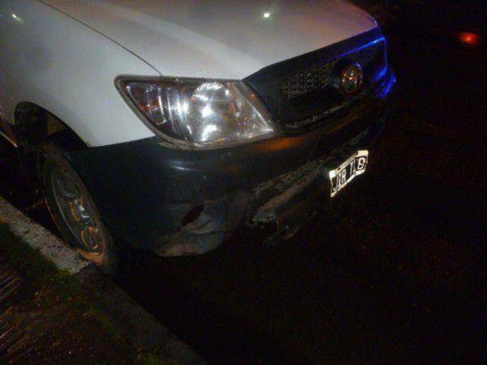 Una mujer herida en un choque entre una camioneta y un auto