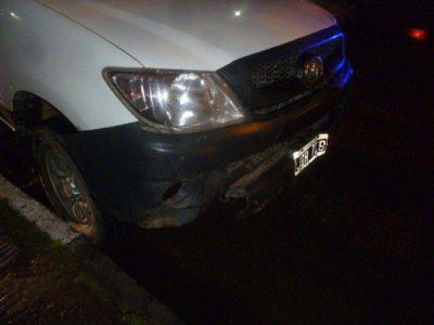 Una mujer herida en un choque entre una camioneta y un auto