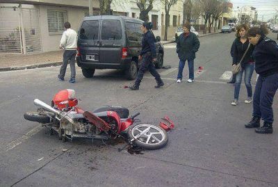 Fuerte choque entre una motocicleta y una camioneta