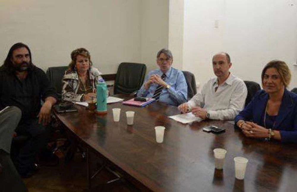 Docentes sin su salario iniciar�n una retenci�n