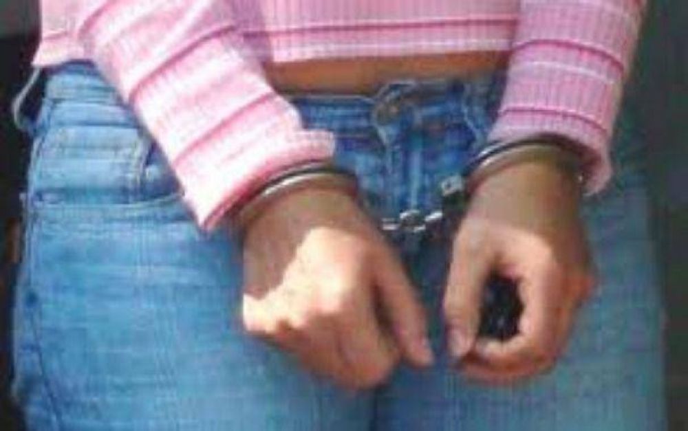 Asaltan negocio y huyen en moto: una detenida y dos pr�fugos