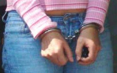Asaltan negocio y huyen en moto: una detenida y dos pr�fugos