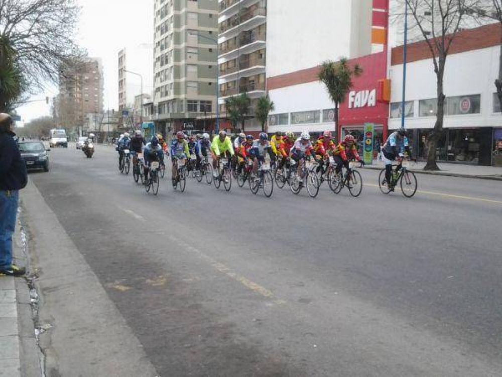 Prueba ciclista dividi la ciudad y caus muchas molestias