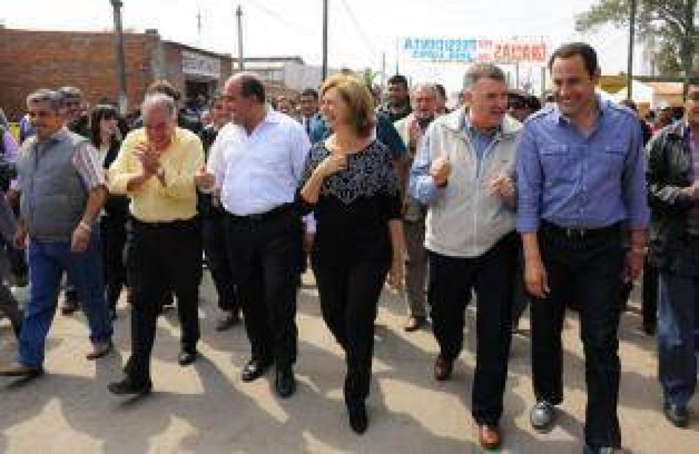 L�pez inaugur� obras en el sur y pidi� por Cristina