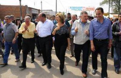 L�pez inaugur� obras en el sur y pidi� por Cristina