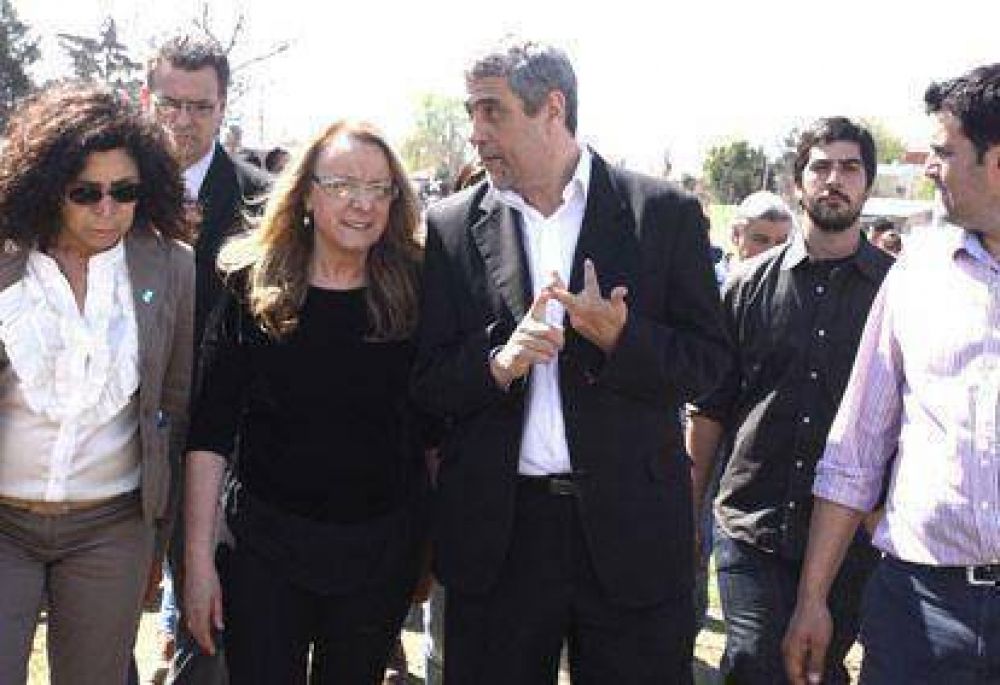 La Ministra Alicia Kirchner y Ferraresi recorrieron obras en Avellaneda