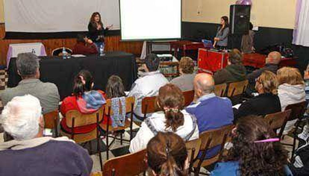 Magdalena Ferraresi present� la Red Secundaria Cloacal �Sarmiento�, en Gerli
