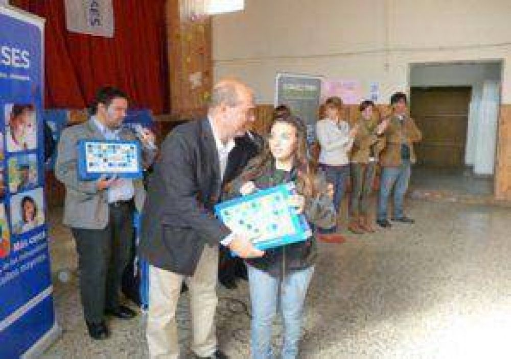 Alumnos de las Secundarias 1 y 15 recibieron sus netbooks