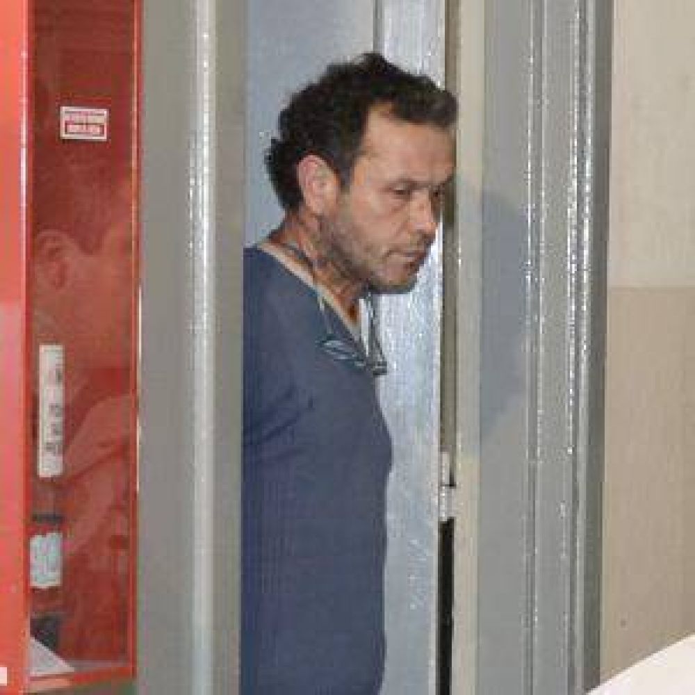 Mantuvo sexo expl�cito y exhibicionismo delante de sus hijas