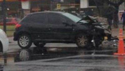 Cruz� en rojo por la 9 de Julio y choc� a un auto: tres heridos