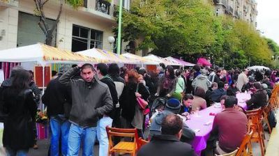 Encuesta: casi el 36% sale a comer afuera una vez a la semana