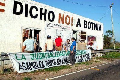 El gobierno nacional eval�a ir a La Haya para frenar los aumentos de la ex Botnia